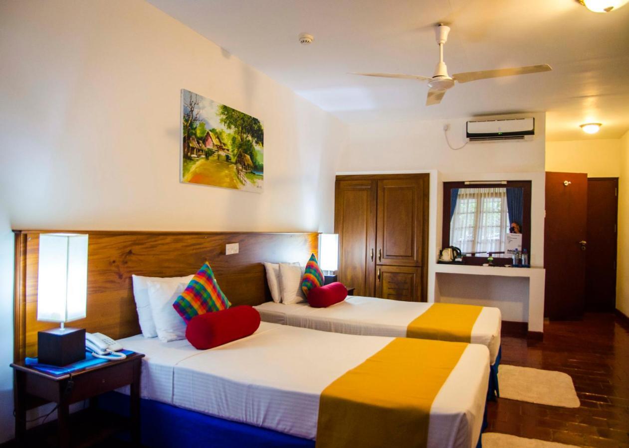 Catamaran Beach Hotel Negombo Exterior foto