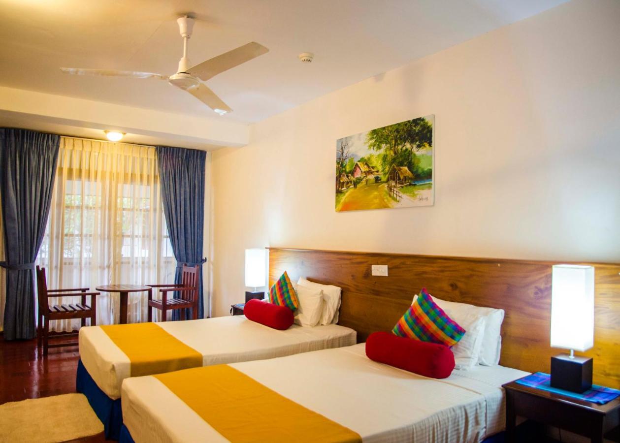Catamaran Beach Hotel Negombo Exterior foto